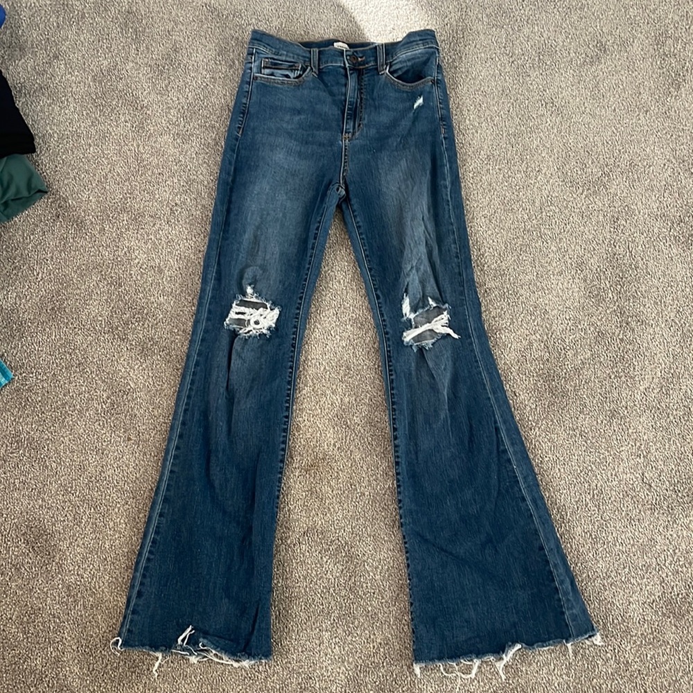 Size Sneakpeek 9 or 29 waist flare leg distressed jeans.